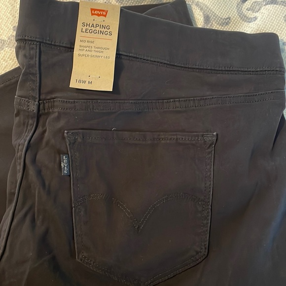 *SOLD* Women’s Levi’s - Picture 1 of 4
